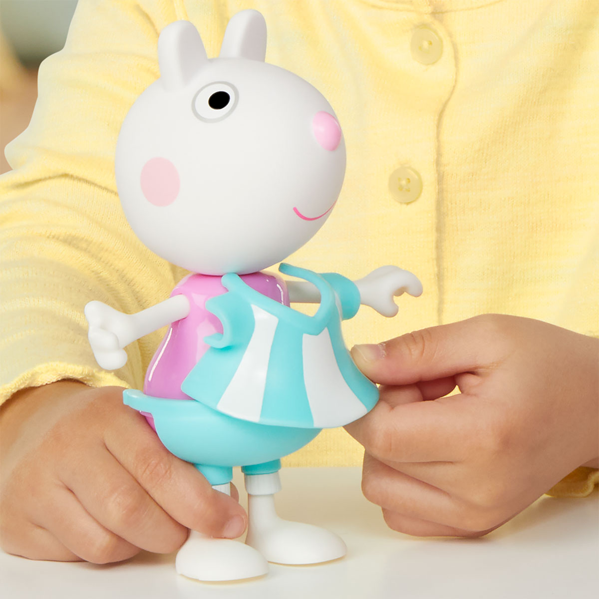 Ігровий набір дитячий Peppa Figurines Одягни Сюзі 15 см з аксесуарами — превʼю 17