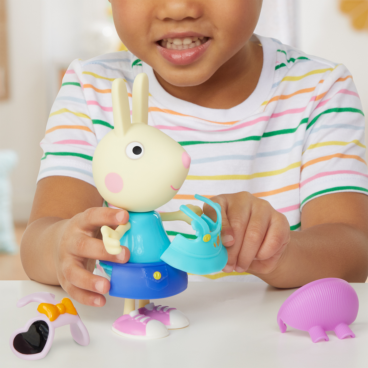 Ігровий набір Peppa Figurines Одягни Ребекку дитячий 15 cm з аксесуарами — превʼю 17