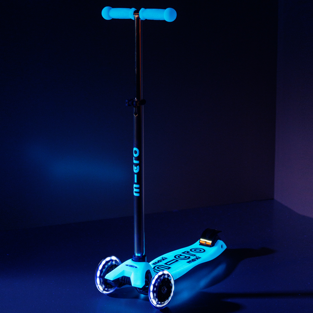 Самокат дитячий триколісний Micro Maxi Deluxe Glow LED зі світлом Блакитний — превʼю 21