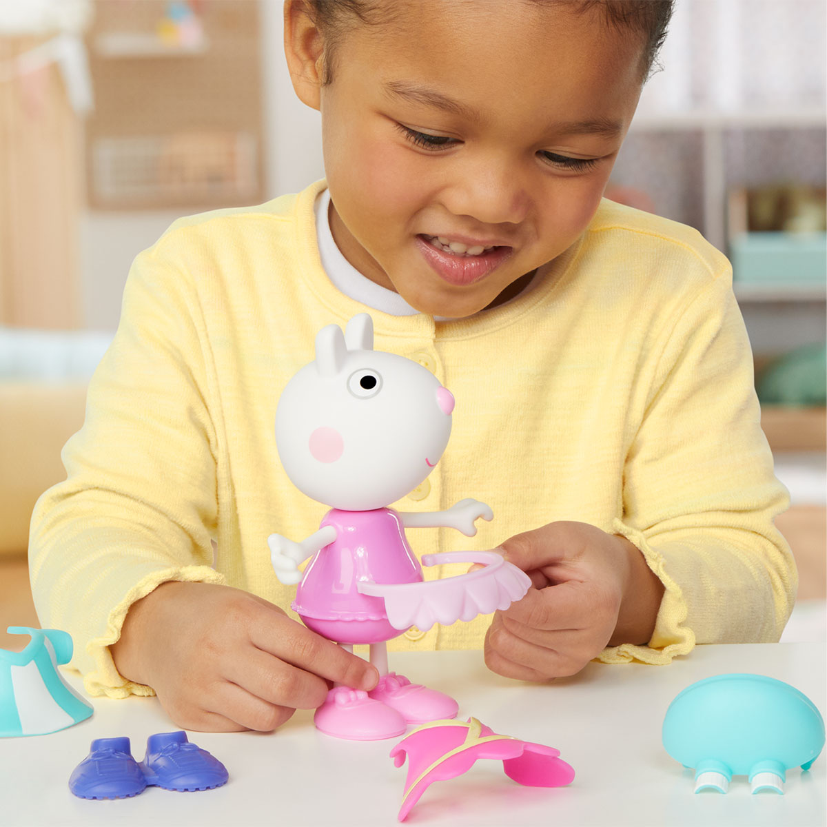 Ігровий набір дитячий Peppa Figurines Одягни Сюзі 15 см з аксесуарами — превʼю 20