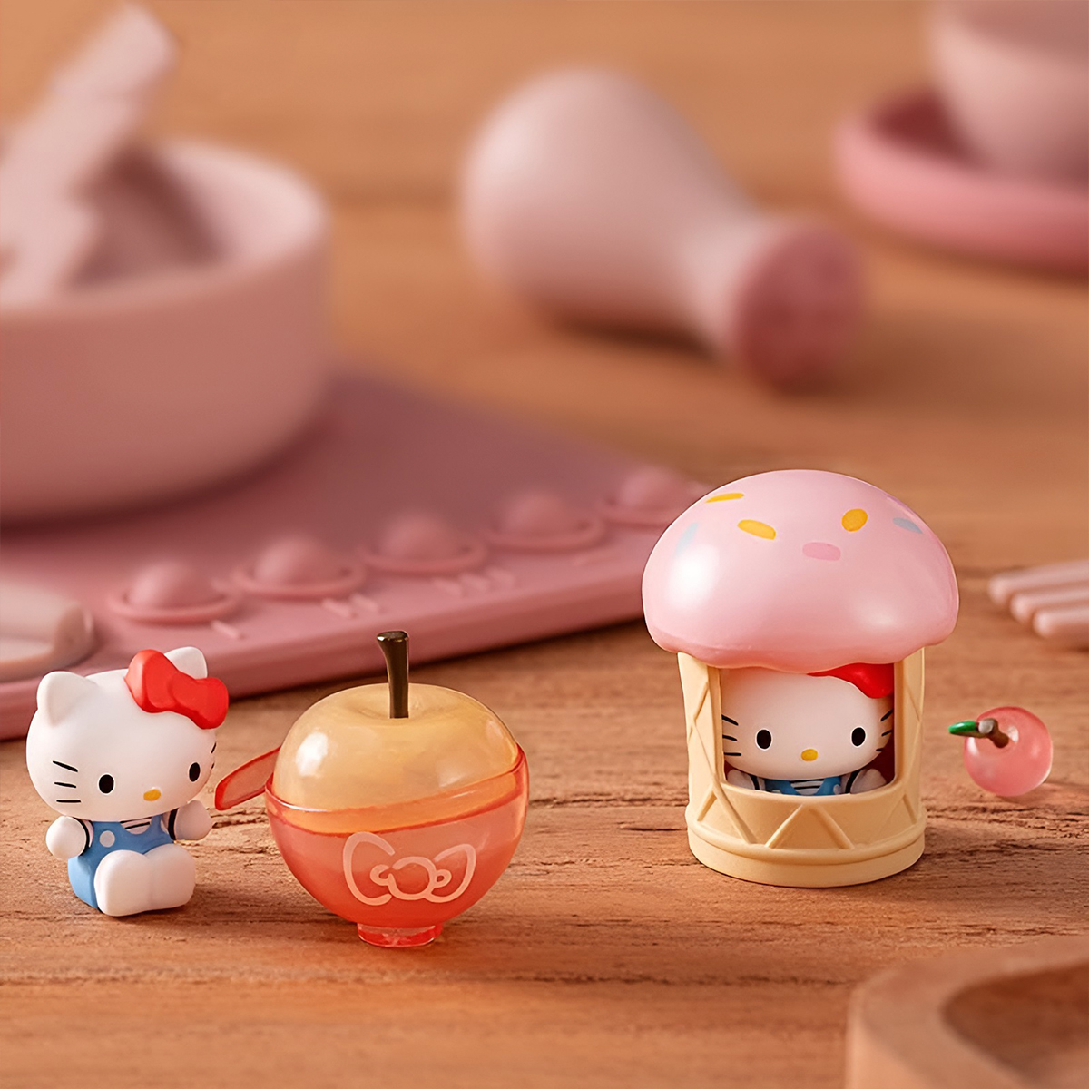 Фігурка Pop Top Hello Kitty – Яблучний воркшоп – Hello Kitty – 5 см — превʼю 12