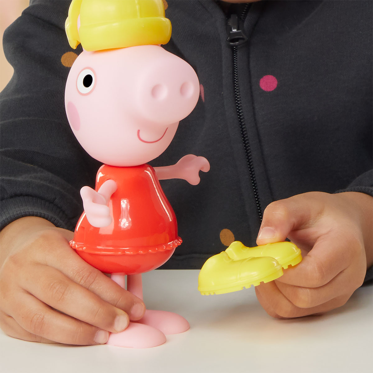 Ігровий набір дитячий Peppa Figurines Одягни Пеппу 15 см з аксесуарами — превʼю 15