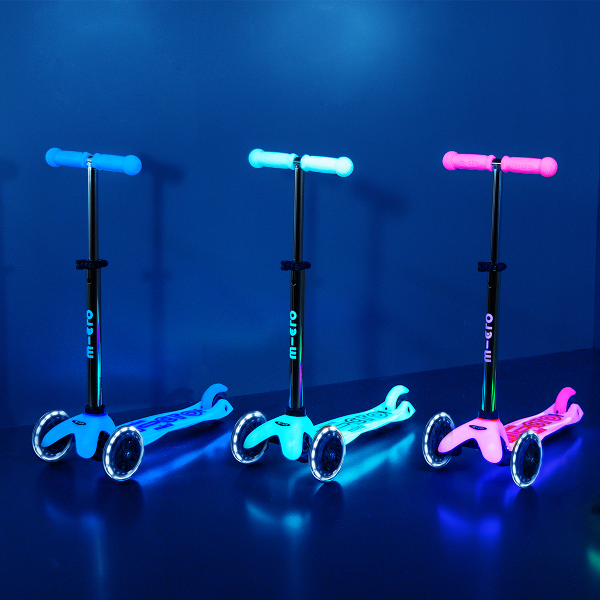 Самокат дитячий триколісний Micro Mini Deluxe Glow LED зі світлом Синій — превʼю 21