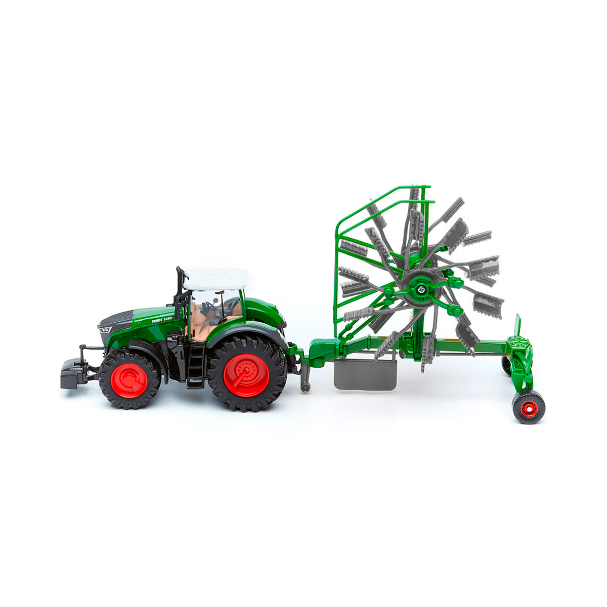 Трактор Bburago Fendt 1050 Vario з роторними граблями 10 см Червоно-зелений — превʼю 11