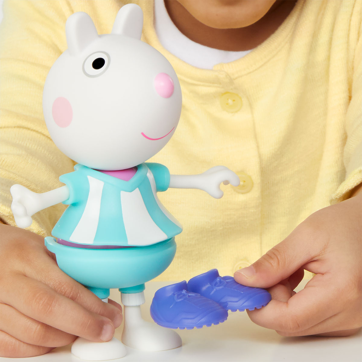 Ігровий набір дитячий Peppa Figurines Одягни Сюзі 15 см з аксесуарами — превʼю 18