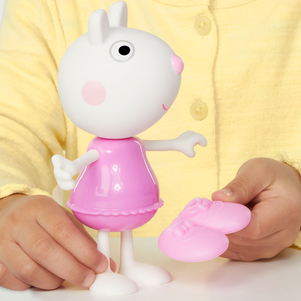 Ігровий набір дитячий Peppa Figurines Одягни Сюзі 15 см з аксесуарами — превʼю 15