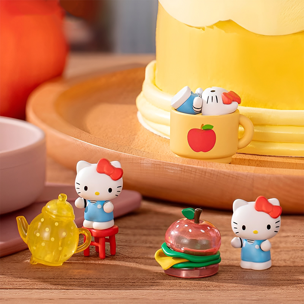 Фігурка Pop Top Hello Kitty – Яблучний воркшоп – Hello Kitty – 5 см — превʼю 11